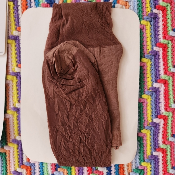 🤎 Vintage 1990s Tan/Brown Textured Nylon Pantyhose 🤎 - Picture 4 of 11